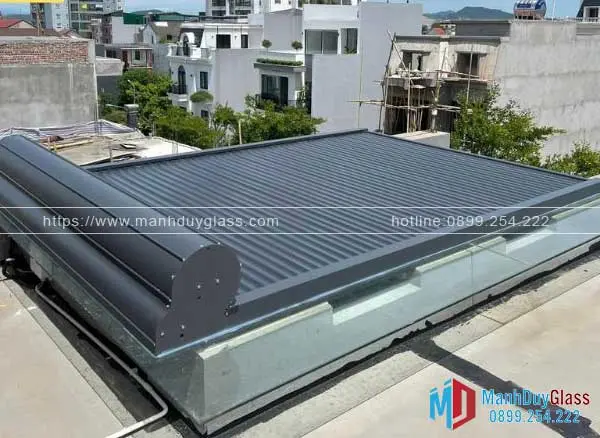 Mái nhôm cuốn lắp đặt tại ban công nhà phố