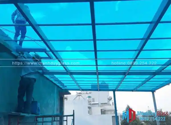 Mái nhựa poly chống nắng mưa lắp tại sân thượng