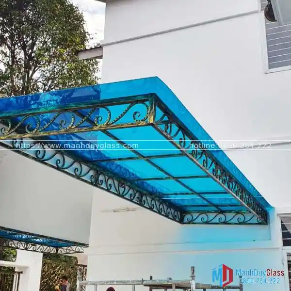 Mái hiên kính khung sắt nghệ thuật tại quán cà phê
