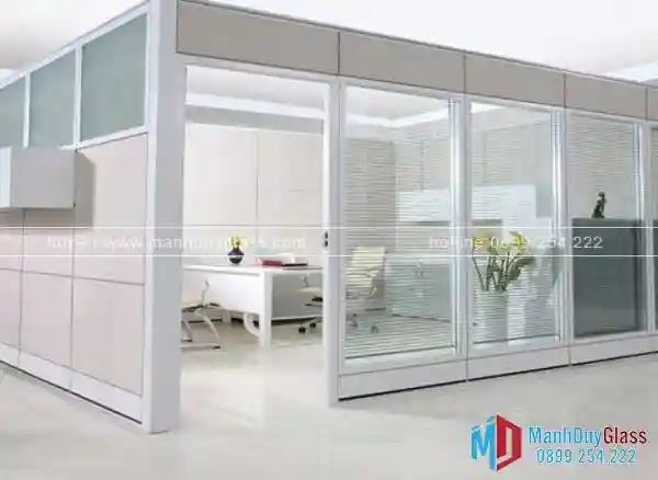 Phòng vách nhôm kính trong nhà phố