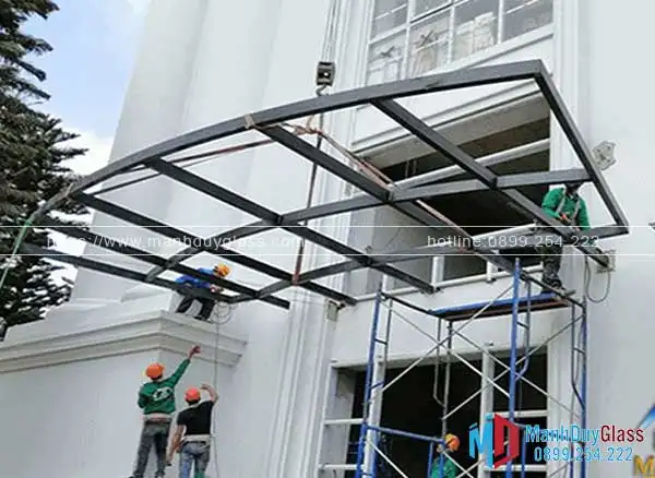 Thi công mái kính khung inox cho nhà phố
