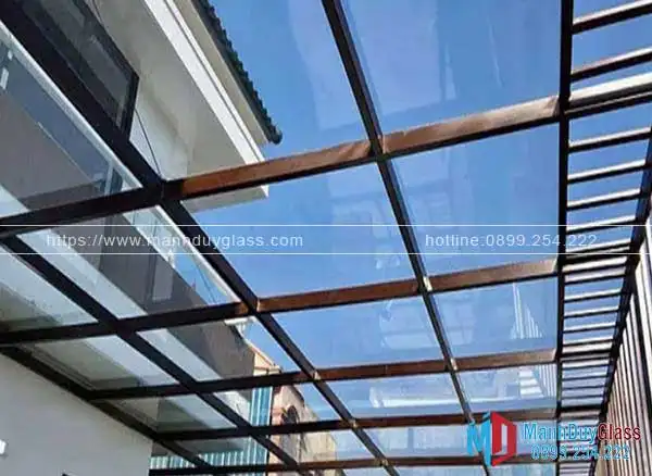 Thi công mái kính cường lực cho nhà phố