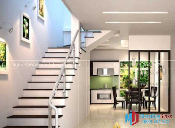 Thiết kế cầu thang kính nhỏ gọn cho nhà phố