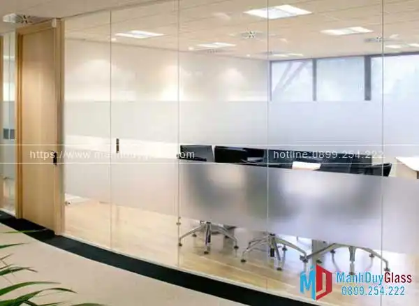 Vách kính cường lực văn phòng hiện đại