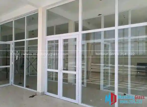 Vách ngăn nhôm kính hiện đại