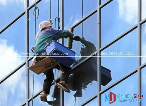 Vệ sinh lan can kính cường lực