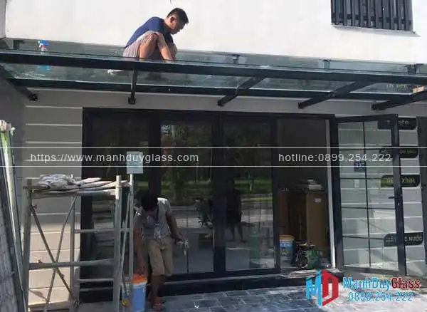 Vệ sinh mái kính khung inox cho nhà phố